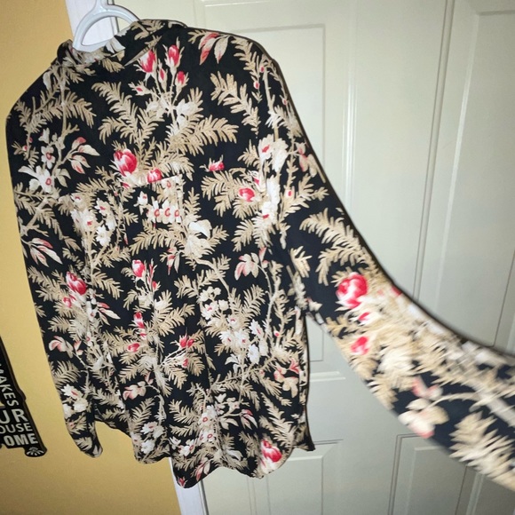 H&M Gorgeous Floral print Button Down Blouse! - Picture 8 of 11